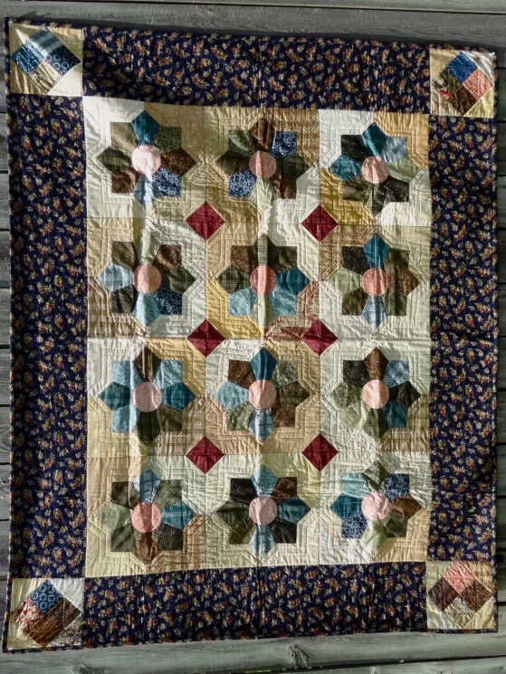 Pink Shell Plates - - Finished Quilt